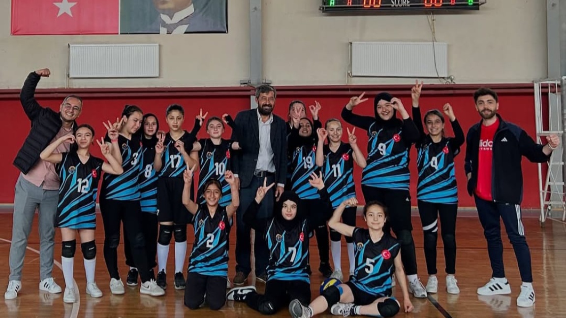 YAVAŞLAR ŞEHİT TEĞMEN UĞUR ACAR ORTAOKULU KIZ VOLEYBOL TAKIMI